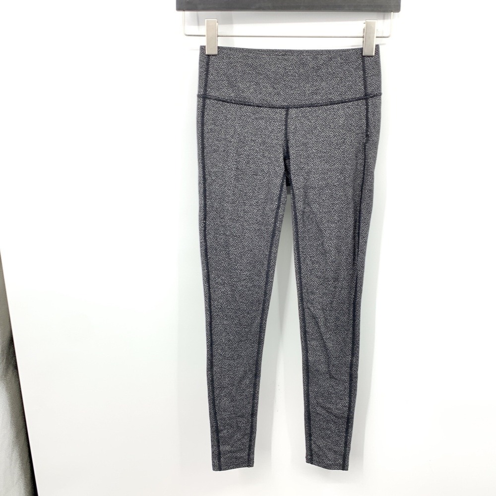 Athleta‎ Women XS Chaturanga Legging Pants Swirl Gray Black Mid Rise Ankle Crop